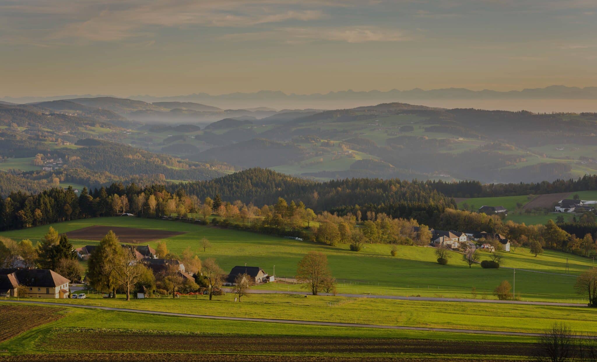 Panorama-Aussicht auf die Hügellandschaft des Mühlviertels in Oberösterreich vom Hotel AVIVA