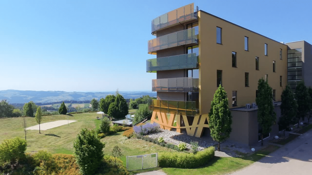 Das neu gestaltete Hotel AVIVA eingebettet in die Landschaft des Mühlviertels.